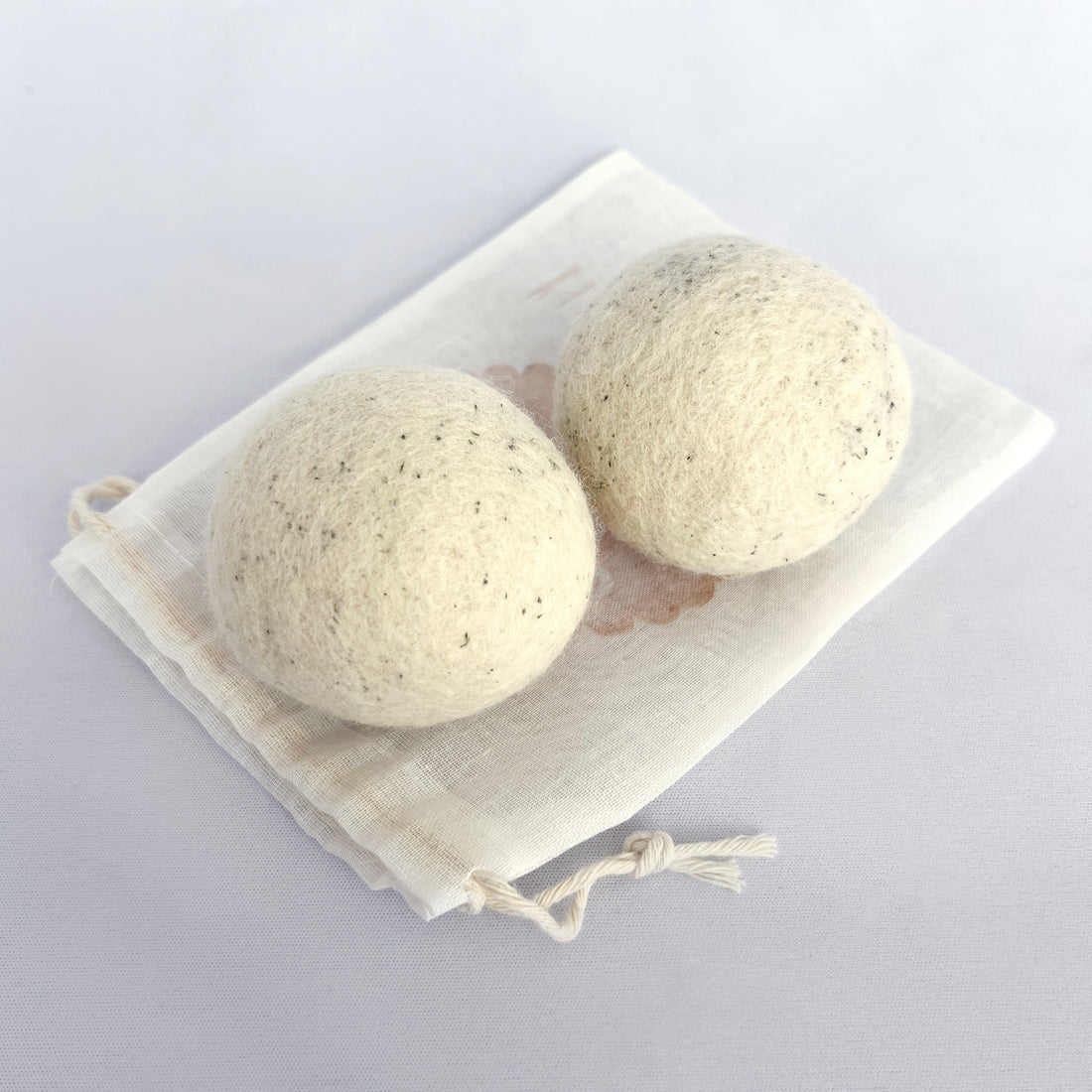 Boules de laine infusées d'herbe à chat - Lot de 2 dans une pochette en coton